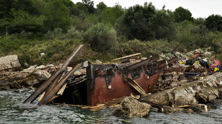 Otok Sit , Kornati , 201109 .
Nakon 26 dana od nasukavanja trajekta Marko Polo na otok Sit u Kornatima uz pomoc remorkera JPS – a i dizalice  je odsukan .
Ostaci broda nakon rezanja na otoku Situ .
Foto: Niksa Stipanicev / CROPIX