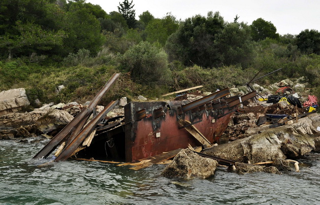 Otok Sit , Kornati , 201109 .
Nakon 26 dana od nasukavanja trajekta Marko Polo na otok Sit u Kornatima uz pomoc remorkera JPS – a i dizalice  je odsukan .
Ostaci broda nakon rezanja na otoku Situ .
Foto: Niksa Stipanicev / CROPIX