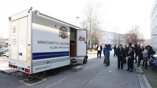 U Ravnateljstvu policije predstavljeni su prijedlozi novih registracijskih tablica za vozila. Ujedno je predstavljeno i vozilo mobilnog ureda za upravne poslove. Photo: Davor Puklavec/PIXSELL U Ravnateljstvu policije predstavljeni su prijedlozi novih registracijskih tablica za vozila. Ujedno je predstavljeno i vozilo mobilnog ureda za upravne poslove. Photo: Davor Puklavec/PIXSELL