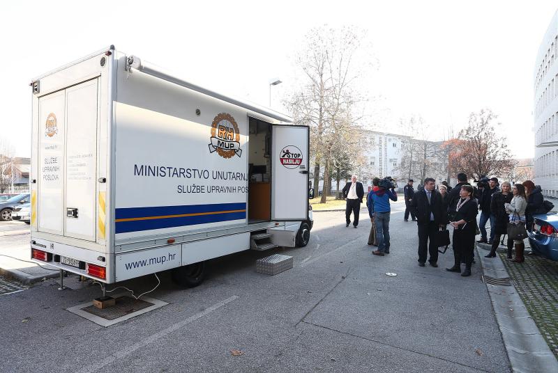 U Ravnateljstvu policije predstavljeni su prijedlozi novih registracijskih tablica za vozila. Ujedno je predstavljeno i vozilo mobilnog ureda za upravne poslove. Photo: Davor Puklavec/PIXSELL U Ravnateljstvu policije predstavljeni su prijedlozi novih registracijskih tablica za vozila. Ujedno je predstavljeno i vozilo mobilnog ureda za upravne poslove. Photo: Davor Puklavec/PIXSELL