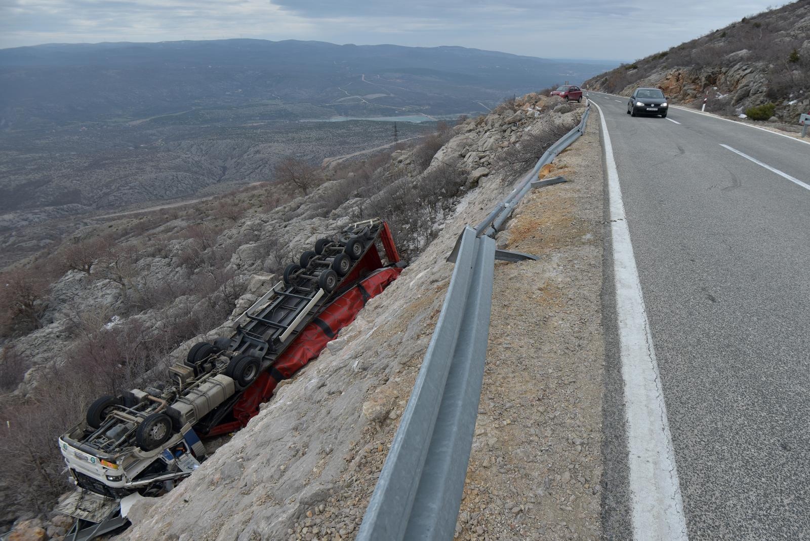 Orkanska bura na istom mjestu na cesti Gračac – Zaton Obrovački prevrnula dva kamiona