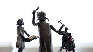 Slavonski Brod 16042013.
Slobodni umjetnik Tihomir Sarajcic izlozio je 12 skulptura scena iz pripovjetke Cudnovate zgode segrta Hlapica povodom Dana Ivane Brlic Mazuranic.Skulpture su napravljene od savijanjem i zavarivanjem zeljeza i to postupkom TIG.
Na