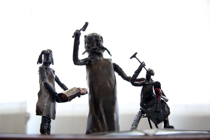 Slavonski Brod 16042013.
Slobodni umjetnik Tihomir Sarajcic izlozio je 12 skulptura scena iz pripovjetke Cudnovate zgode segrta Hlapica povodom Dana Ivane Brlic Mazuranic.Skulpture su napravljene od savijanjem i zavarivanjem zeljeza i to postupkom TIG.
Na