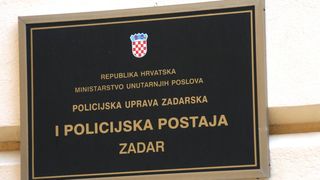 Privođenje muškarca osumnjičenog za bombaške napade na PU zadarsku Privođenje muškarca osumnjičenog za bombaške napade na PU zadarsku