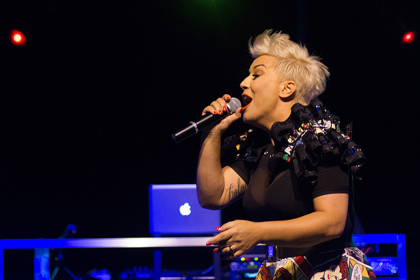 Mještani Bibinja sinoć su uživali u vrhunskom koncertu grupe Colonija na sportskom centru Crljenica Mještani Bibinja sinoć su uživali u vrhunskom koncertu grupe Colonija na sportskom centru Crljenica