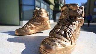 Brončane tenisice Dražena Petrovića postavljene na istoimeni šibenski trg, Foto: Duško Jaramaz/PIXSELL