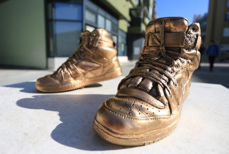 Brončane tenisice Dražena Petrovića postavljene na istoimeni šibenski trg, Foto: Duško Jaramaz/PIXSELL