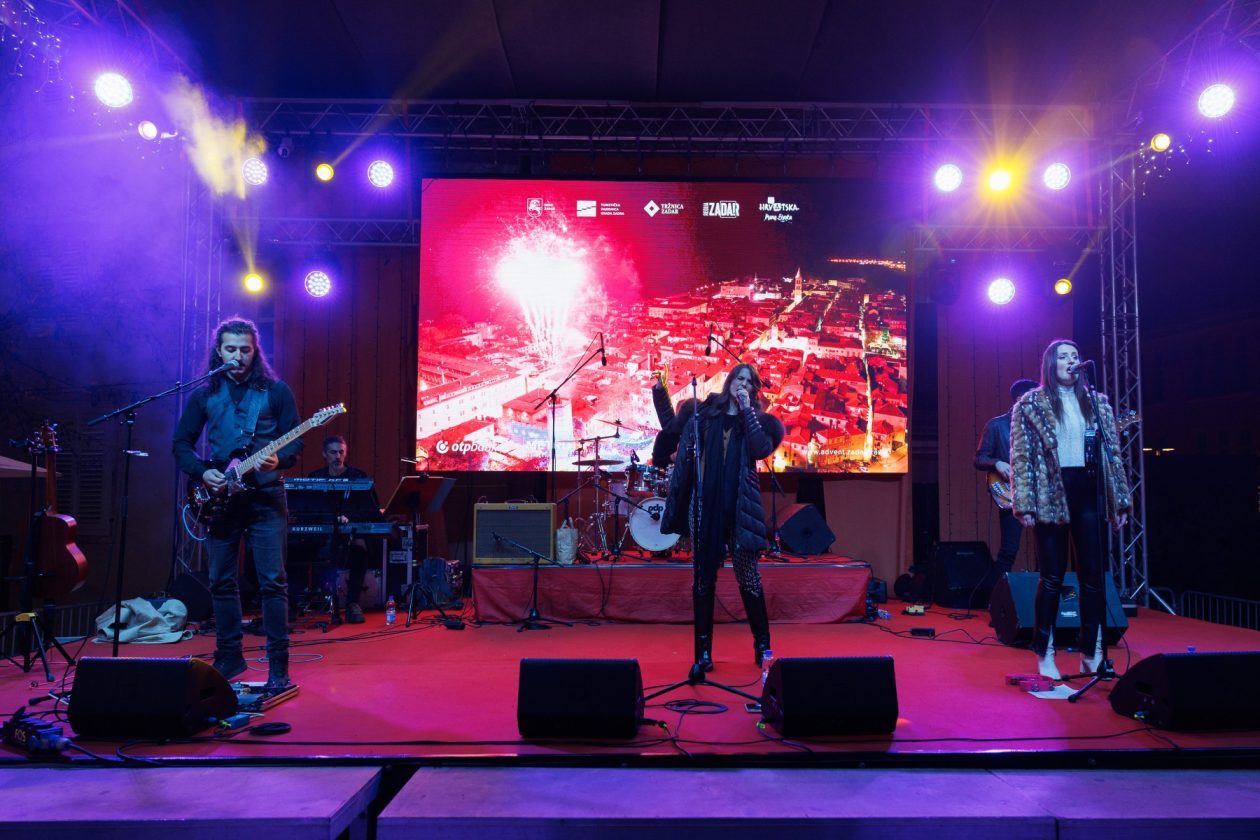 Koncert Lucije Marcelić & Pink Noise na Adventu u Zadru Koncert Lucije Marcelić & Pink Noise na Adventu u Zadru