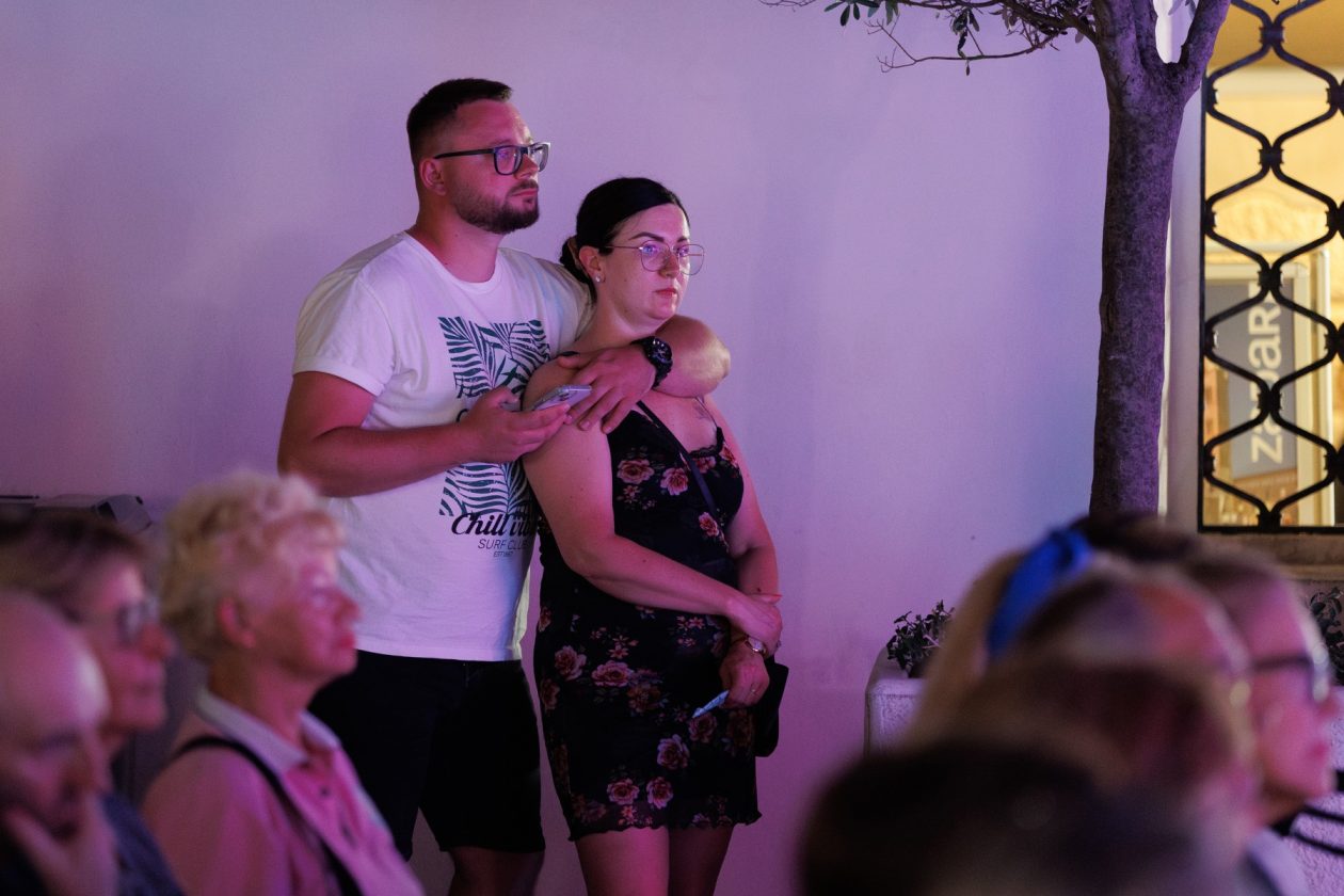 Večer evergreena u atriju palače Cedulin