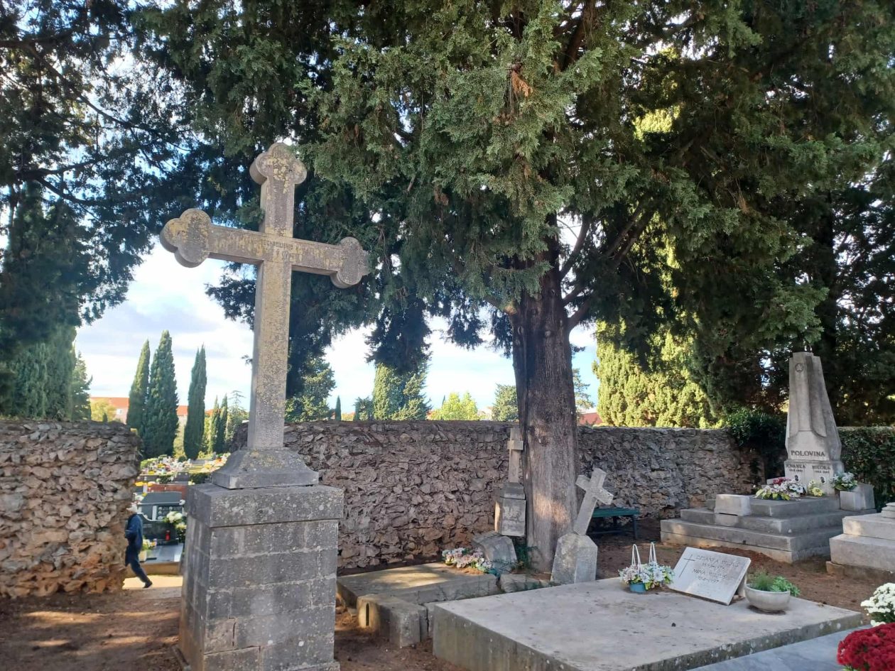 Gradsko groblje Zadar – stare grobnice i impresivni kipovi Gradsko groblje Zadar – stare grobnice i impresivni kipovi