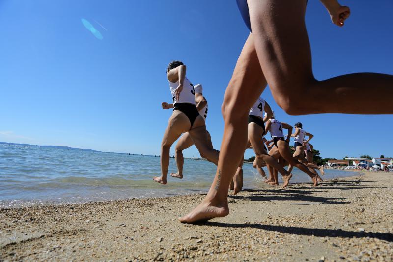 Na plaži u Zatonu kod Zadra održan je tečaj Hrvatskog crvenog križa za  djevojke i mladiće kako bi dobili licencu za spasioce na plažama Zadarske županije. Photo: Filip Brala/PIXSELL