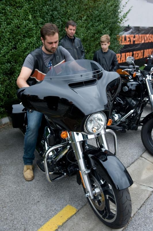 Zagreb – U prodavaonici i zastupnistvu Harley Davidson motora odrzani su Dan otvorenih vrata na kojem su posjetioci mogli razgledati motocikle i neke od njih isprobati. Photo: Davor Visnjic/PIXSELL
