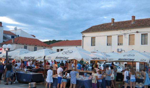 Glazba i zabava Broda knjižare “probudila” Jezera na Murteru