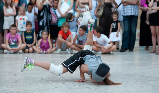 Zadar, 290612.Danas se na Narodnom trgu odrzala manifestacija “Hip hop, a ne dop 2012” na kojoj su se clanovi raznih zadarskih break dance klubova natjecali u plesu.Na fotografiji: detalj s natjecanja.Foto: Luka Gerlanc / CROPIX