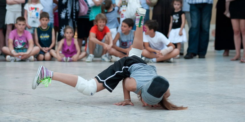Zadar, 290612.Danas se na Narodnom trgu odrzala manifestacija “Hip hop, a ne dop 2012” na kojoj su se clanovi raznih zadarskih break dance klubova natjecali u plesu.Na fotografiji: detalj s natjecanja.Foto: Luka Gerlanc / CROPIX