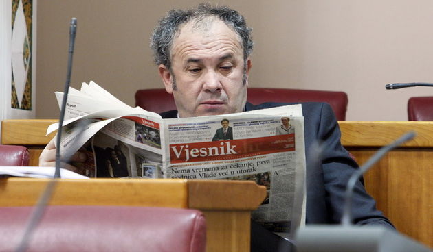 Zagreb, 231211.
Hrvatski Sabor u nastavku izvanredne sjednice glasuje o povjerenju novoj Vladi Zorana Milanovica. 
Na slici: Zeljko Kerum.
Foto: Davor Pongracic / CROPIX