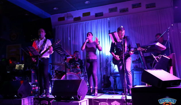 Songbusters i Elena Stella @ Famous Beach Bar & Grill