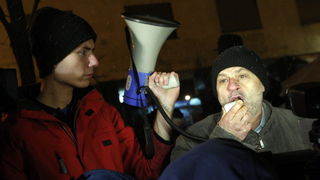 Zagreb, 020311. 
Novi, cetvrti po redu, protuvladin prosvjed tzv. facebook grupe zapoceo je veceras na Cvjetnom trgu. 
Na fotografiji: Ivan Pernar organizator prosvjeda i Dragutin Lesar saborski zastupnik (laburist).
Foto: Davor Pongracic / CROPIX