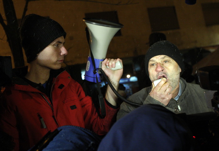 Zagreb, 020311. 
Novi, cetvrti po redu, protuvladin prosvjed tzv. facebook grupe zapoceo je veceras na Cvjetnom trgu. 
Na fotografiji: Ivan Pernar organizator prosvjeda i Dragutin Lesar saborski zastupnik (laburist).
Foto: Davor Pongracic / CROPIX