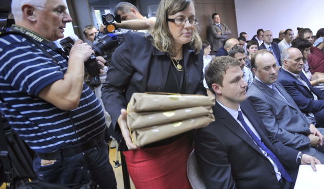 Zagreb, 300909.
Hrvatski fond za privatizaciju (HFP), Ivana Lucica 6.
Otvaranje ponuda za prodaju brodogradilista.
Na fotografiji: clanica Povjerenstva donosi pristigle ponude; u pozadini – Damir Polnacec, Ozren Matijasevic te Ozren Duvnjak.
Foto: Vjekosl