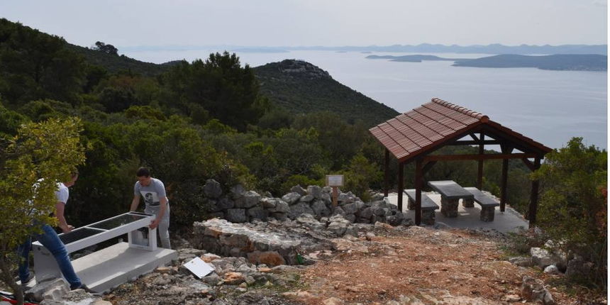 Postavljena prva od osam predviđenih pametnih klupa u Općini Preko Postavljena prva od osam predviđenih pametnih klupa u Općini Preko