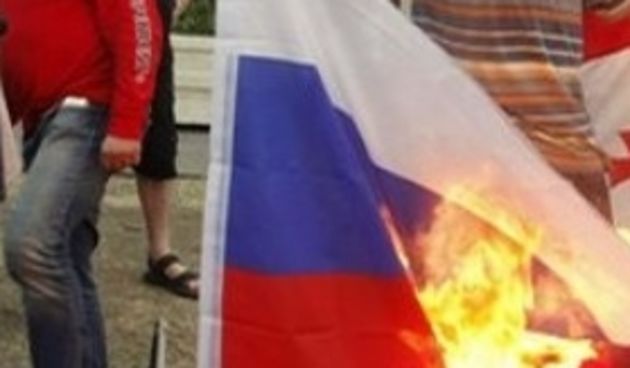 Zapaljena ruska zastava (Foto: daylife.com)