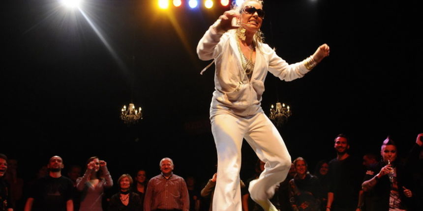 Zagreb, 291011.
Veceras je u staroj tvornici Jedinstvo odrzana jos jedna vecer 7. Festivala novog cirkusa, koji traje od 25.10. do 30.10. Veceras je odrzana cabaret predstava Red room.
Na fotografiji: nastup Beatrix or Jenifur, “strucnjakinje” za tijelo i