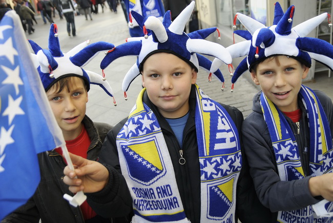 Zenica,181109.
Atmosfera uoci utakmice za odlazak na SP u nogometu izmedju Bosne i Hercegovine i Portugala. Navijaci Bosne i Hercegovine su spremni za navijanje.
Foto: Dado Ruvic / CROPIX