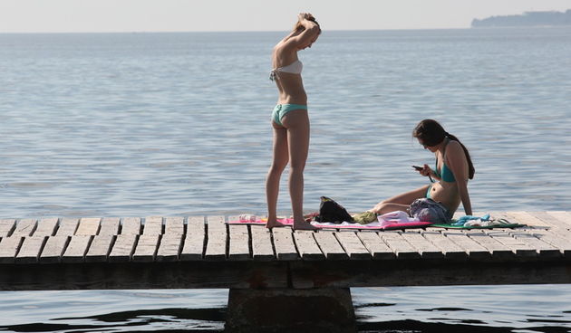 Zadar, 300512.  
Ljepo i suncano vrijeme kakvo je danas u Zadru mnogi su iskoristili za suncanje i kupanje.
Na fotografiji: kupaci na plazi Borik.
Foto: Andrija Lucic / CROPIX