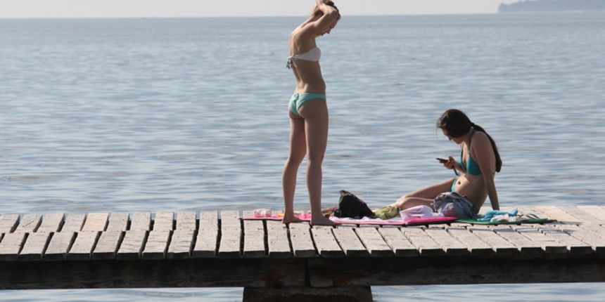 Zadar, 300512.
Ljepo i suncano vrijeme kakvo je danas u Zadru mnogi su iskoristili za suncanje i kupanje.
Na fotografiji: kupaci na plazi Borik.
Foto: Andrija Lucic / CROPIX Zadar, 300512.
Ljepo i suncano vrijeme kakvo je danas u Zadru mnogi su iskoristili za suncanje i kupanje.
Na fotografiji: kupaci na plazi Borik.
Foto: Andrija Lucic / CROPIX