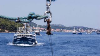 Tunuara 2016 – defile ribarica, spremanje brudeta, demonstracija ribarske vještine i koncert Zorica Kondža. Foto: TZ općine Kali/Adam Vidas Tunuara 2016 – defile ribarica, spremanje brudeta, demonstracija ribarske vještine i koncert Zorica Kondža. Foto: TZ općine Kali/Adam Vidas