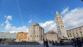 Zadar ilustracija, Forum, Donat, Arheoloski muzej Zadar, suncan dan, djelomice suncano, oblaci, listopad ilustracija