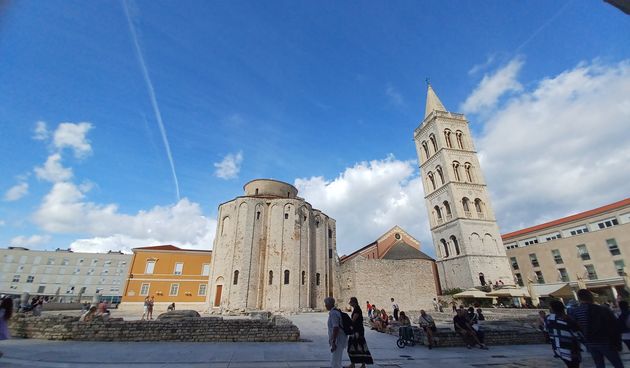 Zadar ilustracija, Forum, Donat, Arheoloski muzej Zadar, suncan dan, djelomice suncano, oblaci, listopad ilustracija