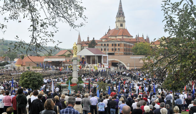 Marija Bistrica, 071012. Jubilarno, 20. hodocasce Hrvatske vojske i policije u nacionalno marijansko svetiste Mariju Bistricu. Misno slavlje na prostoru crkve na otvorenom bl. Alojzija Stepinca predvodio je apostolski nuncij u Republici Hrvatskoj nadbisku