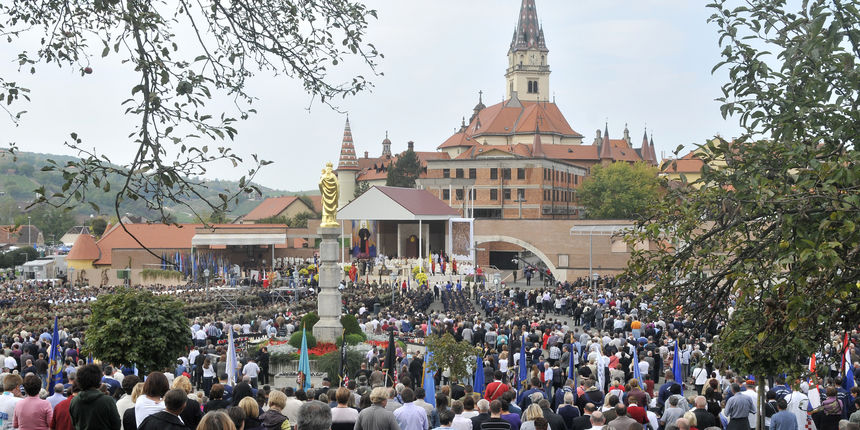 Marija Bistrica, 071012. Jubilarno, 20. hodocasce Hrvatske vojske i policije u nacionalno marijansko svetiste Mariju Bistricu. Misno slavlje na prostoru crkve na otvorenom bl. Alojzija Stepinca predvodio je apostolski nuncij u Republici Hrvatskoj nadbisku Marija Bistrica, 071012. Jubilarno, 20. hodocasce Hrvatske vojske i policije u nacionalno marijansko svetiste Mariju Bistricu. Misno slavlje na prostoru crkve na otvorenom bl. Alojzija Stepinca predvodio je apostolski nuncij u Republici Hrvatskoj nadbisku