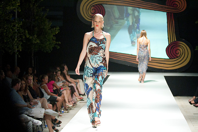 Trodnevna modna manifestacija Zadar fashion nights održava se na Trgu Ivana Pavla II. Prve večeri, pod nazivom ‘Urban Night’ predstavili su se kreatori i modne kuće: Toni Brekalo, Galko, Callegari, Oktan, Ana Milin i Margarete Ete. U glazbenom dijelu prog Trodnevna modna manifestacija Zadar fashion nights održava se na Trgu Ivana Pavla II. Prve večeri, pod nazivom ‘Urban Night’ predstavili su se kreatori i modne kuće: Toni Brekalo, Galko, Callegari, Oktan, Ana Milin i Margarete Ete. U glazbenom dijelu prog