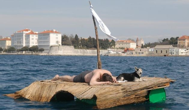 KUD Bleke i konji izveo je performans “Hrvatsko proljece”. Enio Mestrovic u ulozi brodolomca u zadarskom kanalu. Photo: Dino Stanin/PIXSELL