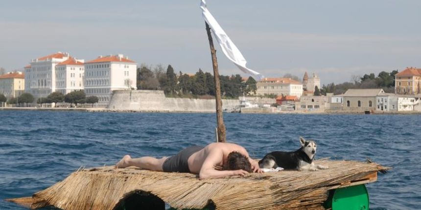 KUD Bleke i konji izveo je performans “Hrvatsko proljece”. Enio Mestrovic u ulozi brodolomca u zadarskom kanalu. Photo: Dino Stanin/PIXSELL KUD Bleke i konji izveo je performans “Hrvatsko proljece”. Enio Mestrovic u ulozi brodolomca u zadarskom kanalu. Photo: Dino Stanin/PIXSELL