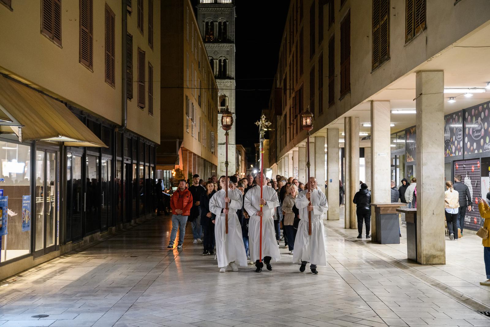Nadbiskup Zgrablić predvodio Službu Muke Gospodnje u katedrali sv. Stošije Nadbiskup Zgrablić predvodio Službu Muke Gospodnje u katedrali sv. Stošije