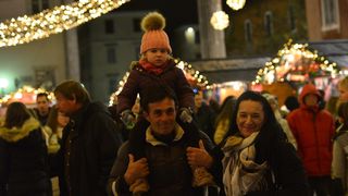 Advent u Zadru: Neno Belan i Fiumensi raspjevali i rasplesali i staro i mlado na Trgu Petra Zoranića Advent u Zadru: Neno Belan i Fiumensi raspjevali i rasplesali i staro i mlado na Trgu Petra Zoranića