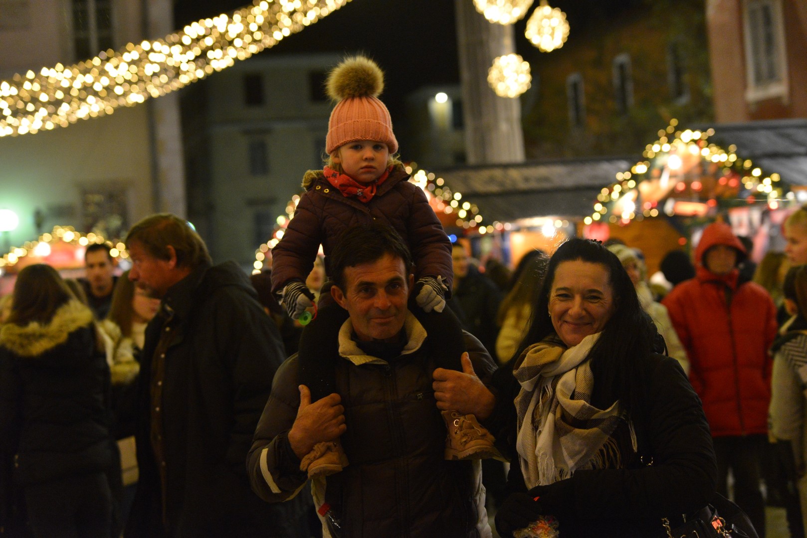 Advent u Zadru: Neno Belan i Fiumensi raspjevali i rasplesali i staro i mlado na Trgu Petra Zoranića Advent u Zadru: Neno Belan i Fiumensi raspjevali i rasplesali i staro i mlado na Trgu Petra Zoranića