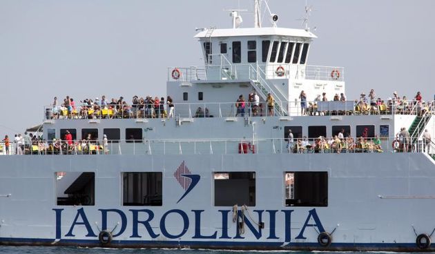 15.07.2013., Zadar – Jutro na zadarskoj rivi i u luci. Turisticki brodovi, jedrenjaci, jahte dolaze po gorivo dok drugi na rivi uzivaju u suncu. Photo: Zeljko Mrsic/PIXSELL Autor  Zeljko Mrsic/PIXSELL KLJUČNE RIJEČI  Zadar, more, riva, ljeto