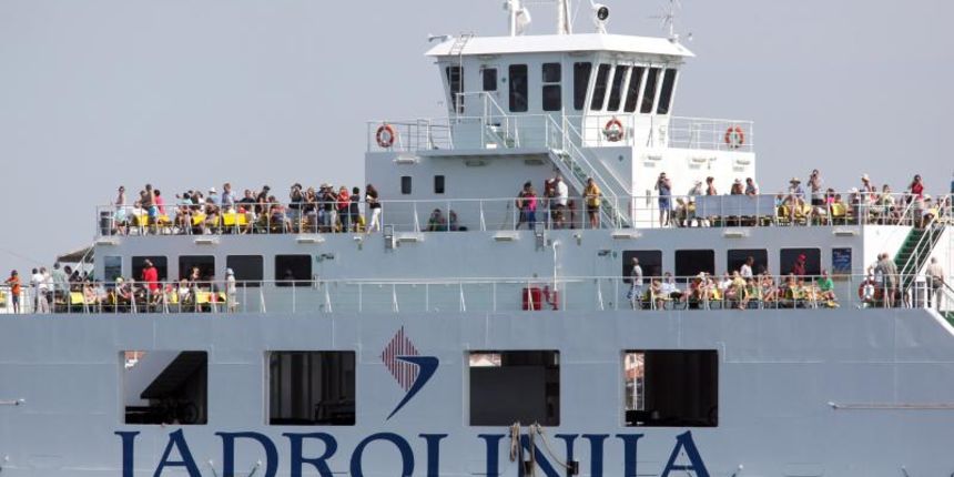 15.07.2013., Zadar – Jutro na zadarskoj rivi i u luci. Turisticki brodovi, jedrenjaci, jahte dolaze po gorivo dok drugi na rivi uzivaju u suncu. Photo: Zeljko Mrsic/PIXSELL Autor  Zeljko Mrsic/PIXSELL KLJUČNE RIJEČI  Zadar, more, riva, ljeto