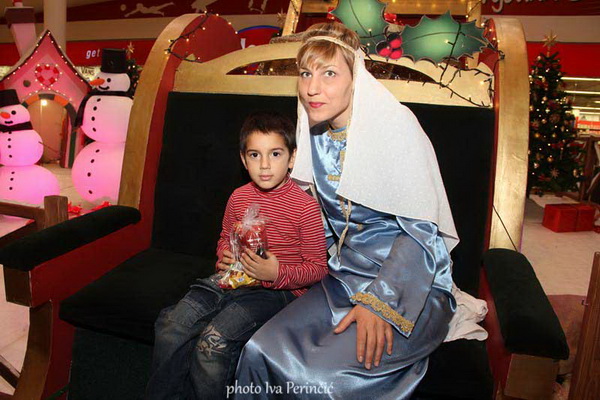 Sv. Luce razveselila mališane u Supernova centru, Foto: Iva Perinčić Sv. Luce razveselila mališane u Supernova centru, Foto: Iva Perinčić