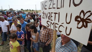 Zadar, 050910.
U Zemuniku Gornjem mjesatni su odrzali mirni prosvjed protiv Roma koji su se naselili na njihovom podrucju.
Na slici : prosvjednici.
Foto: Vladimir Ivanov / CROPIX