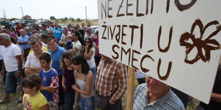 Zadar, 050910.
U Zemuniku Gornjem mjesatni su odrzali mirni prosvjed protiv Roma koji su se naselili na njihovom podrucju.
Na slici : prosvjednici.
Foto: Vladimir Ivanov / CROPIX Zadar, 050910.
U Zemuniku Gornjem mjesatni su odrzali mirni prosvjed protiv Roma koji su se naselili na njihovom podrucju.
Na slici : prosvjednici.
Foto: Vladimir Ivanov / CROPIX