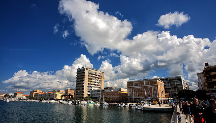 Skitnja gradom by Roberto Lerga