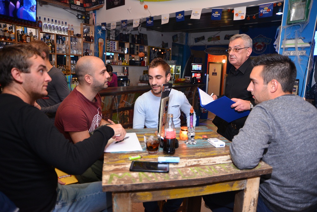 Famous Bar: 1. kolo Lige sportskog kviza “Nogometne ikone” 27. listopada 2016. Foto. Iva Perinčić Famous Bar: 1. kolo Lige sportskog kviza “Nogometne ikone” 27. listopada 2016. Foto. Iva Perinčić