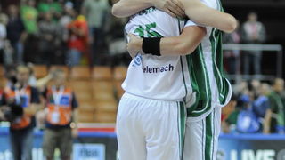 Katowice, 180909.
Dvorana Sport Arena Spodek.
Europsko prvenstvo u kosarci u Poljskoj, cetvrtfinale izmedju Slovenije i Hrvatske.
Na slici: slavlje Slovenaca.
Foto: Drago Sopta  / CROPIX