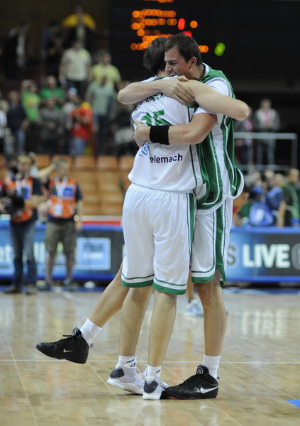 Katowice, 180909.
Dvorana Sport Arena Spodek.
Europsko prvenstvo u kosarci u Poljskoj, cetvrtfinale izmedju Slovenije i Hrvatske.
Na slici: slavlje Slovenaca.
Foto: Drago Sopta  / CROPIX
